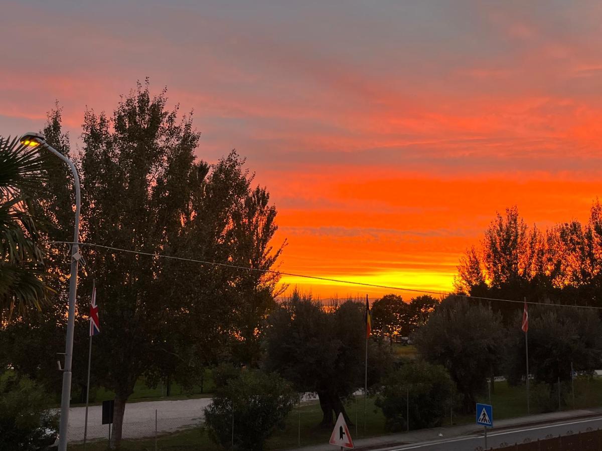 Levar Del Sole Passignano sul Trasimeno Bagian luar foto